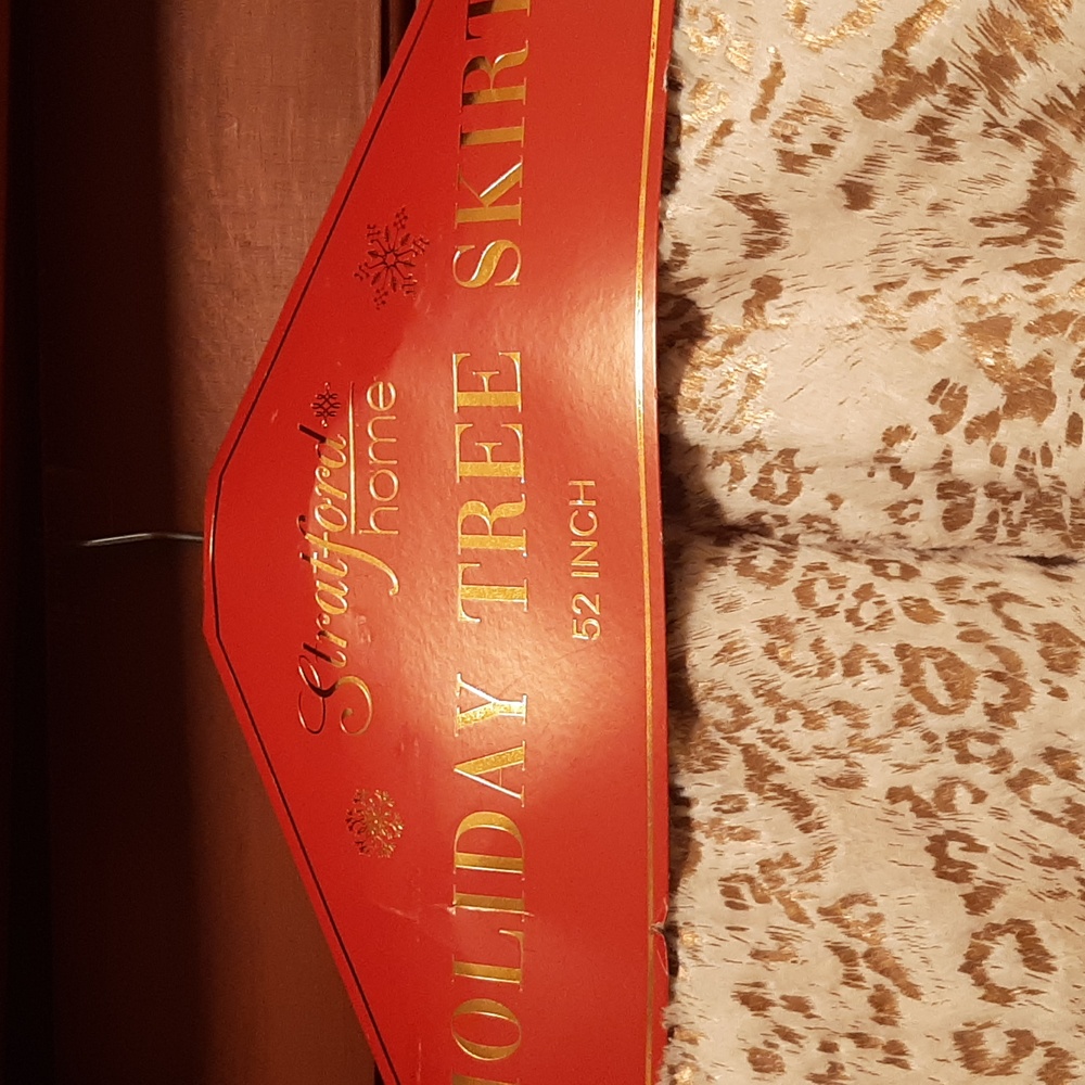 NWT Stradford Home Cristmas Tree Skirt 52 inch